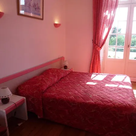 Qualys-hotel Le Chateau Du Pelave Hotel