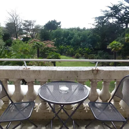Hotel Qualys-hotel Le Chateau Du Pelave 3*